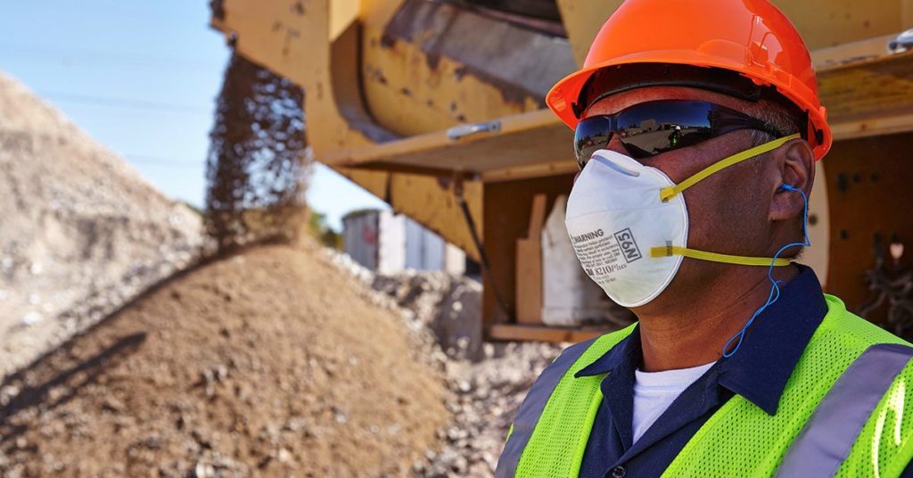 construction worker wearing coronavirus mask